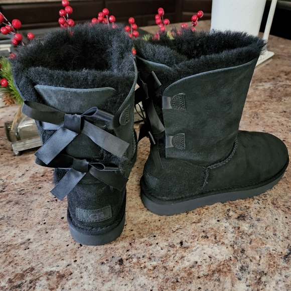 NWOT UGG Bailey Bow ll sz7 - Picture 1 of 9